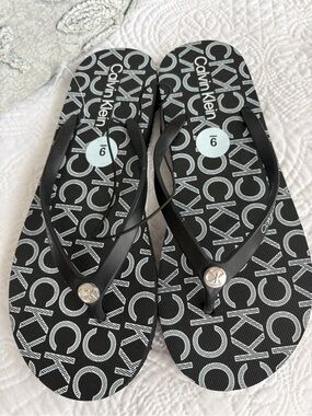 NEW Calvin Klein Sarminya Flip Flops Size 9 Black White CK Logo Sandals
